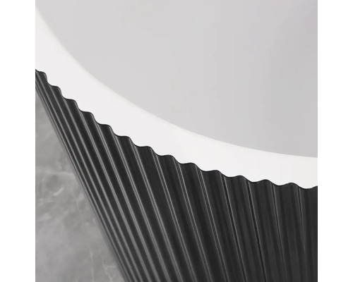 Detaliu al unei căzi de baie independente cu un perete exterior canelat