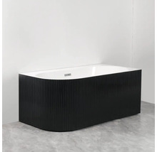 Cadă de baie freestanding cu exterior negru canelat și interior alb pe podea gri