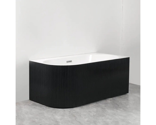 Cadă de baie freestanding cu exterior negru canelat și interior alb pe podea gri