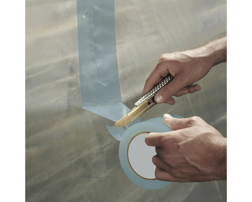 Folie de acoperire este tăiată cu un cuțit