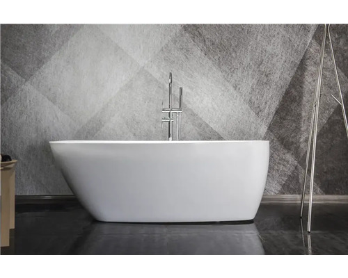 Cadă independentă cu robinet într-o baie modernă.