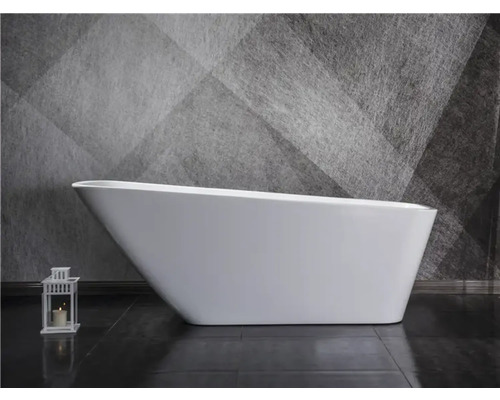 Cadă de baie freestanding într-o baie cu un design geometric pe perete și un felinar decorativ