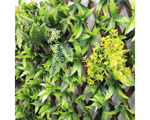 Plantă artificială atașată la un grătar de lemn