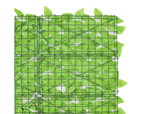 Perete de plante artificiale cu frunze verzi pe structură de grilă