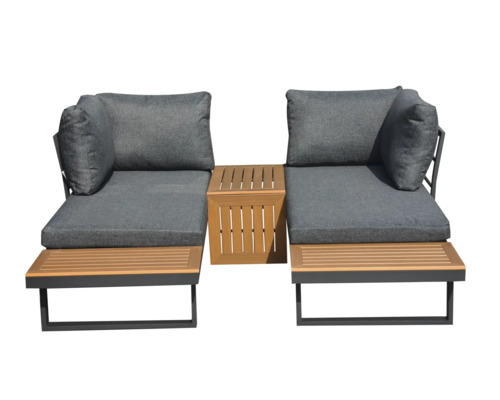 Două șezlonguri de grădină cu o măsuță laterală mică la mijloc