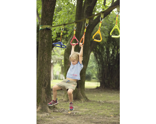 Băiat se leagănă pe un teren de joacă în aer liber cu cercuri de gimnastică și leagăn