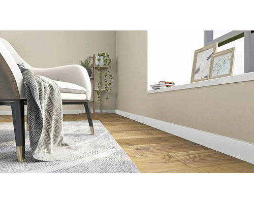 Scenă cu fotoliu, covor și decorațiuni