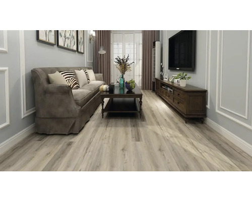 Cameră de zi cu canapea, măsuță de cafea, televizor și podea din lemn deschis la culoare