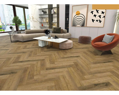 Cameră de zi cu parchet în model herringbone, canapea, fotoliu și măsuță de cafea.