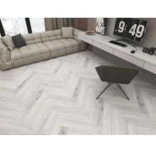 Cameră luminoasă cu canapea, birou și parchet în model herringbone