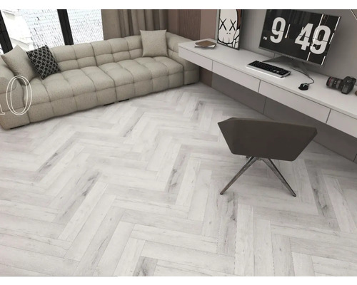 Cameră luminoasă cu canapea, birou și parchet în model herringbone