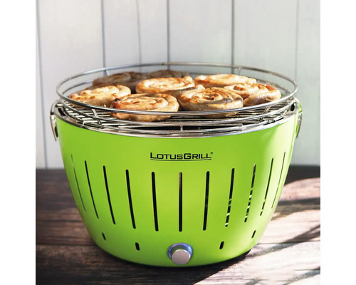 Grătar LotusGrill cu alimente la grătar pe o masă