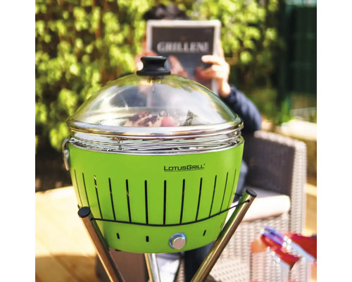 Grătar pe cărbune Lotusgrill cu cupolă de sticlă în uz