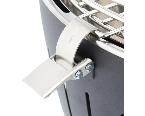 Imagine detaliată a unui grătar sferic cu grătar din oțel inoxidabil și mecanism de închidere