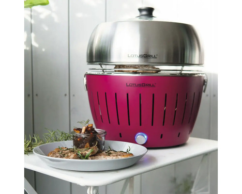 Grătar LotusGrill cu mâncare pe o masă