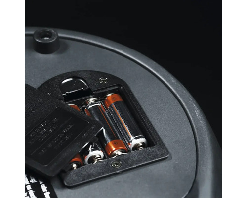 Compartimentul pentru baterii al unui grătar cu baterii introduse