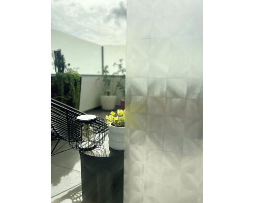 Folie decorativă pentru ferestre pe un balcon cu plante și un felinar