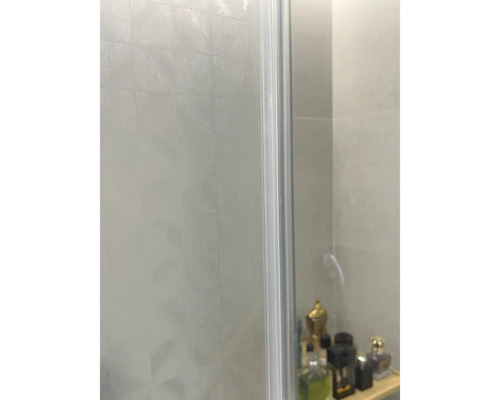 Imagine detaliată a unei cabine de duș cu sticlă texturată