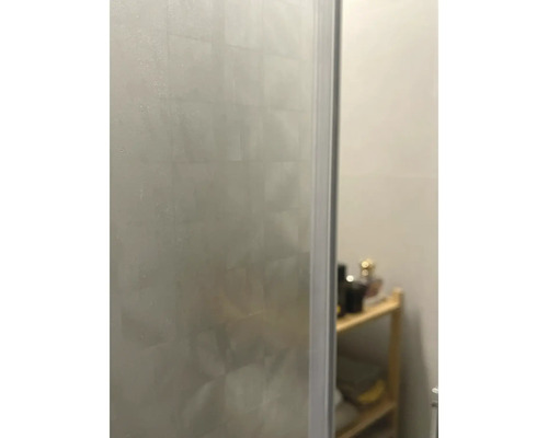 Detaliu cabină de duș cu model pătrat