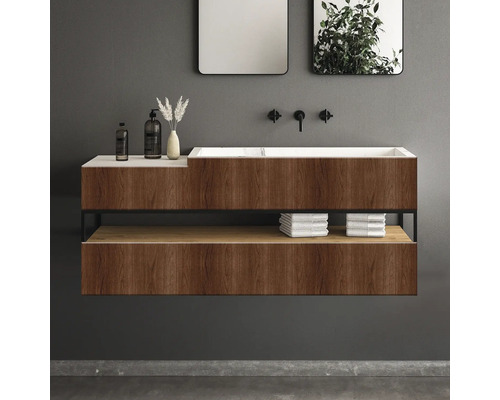 Baie modernă cu dulap de lavoar, oglinzi și prosoape