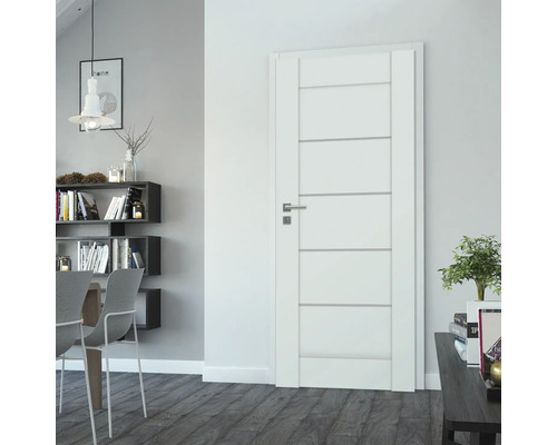 Ușă interioară albă cu elemente decorative orizontale într-un spațiu de locuit modern