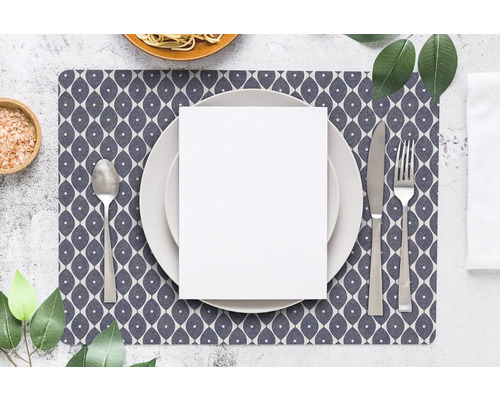 Masă aranjată cu farfurie, tacâmuri, suport de farfurie și mâncare