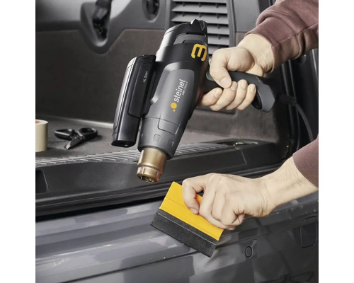 Pistol cu aer cald folosită pentru aplicarea foliei cu o racletă.