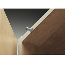 Amortizor de ușă pe o ușă din lemn