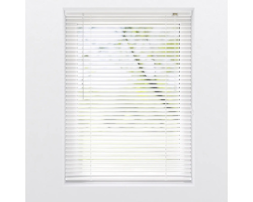 Jaluzele albe închise la fereastră