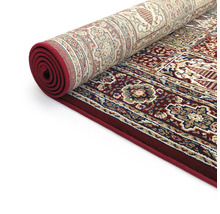 Covor, parțial rulat, cu model tradițional