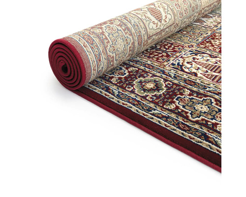 Covor, parțial rulat, cu model tradițional