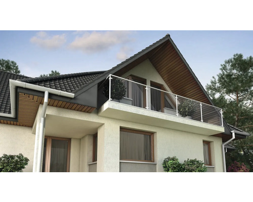 Vedere a casei cu balcon și balustradă de sticlă