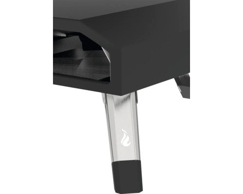 Prim plan cuptor de pizza cu picior din oțel inoxidabil și simbol flacără