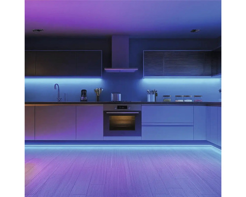 Bucătărie modernă cu iluminare LED sub dulapuri și pe podea
