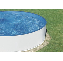 Piscina rotundă cu apă în grădină