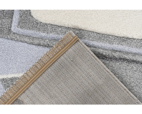 Covor cu model și margini festonate