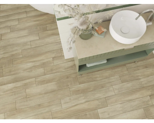 Baie cu lavoar și gresie cu aspect de lemn.