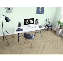 Mobilier cu birou, scaune, lampă și podea laminată cu model herringbone