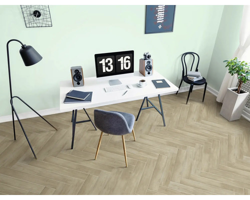 Mobilier cu birou, scaune, lampă și podea laminată cu model herringbone