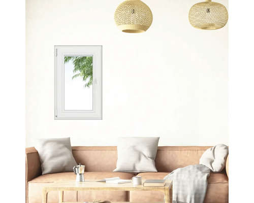 Fereastră albă din plastic în decor de sufragerie