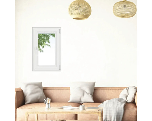 Interior cu fereastră, canapea și lămpi