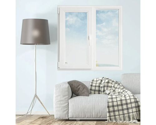 Scenă cu fereastră din plastic alb, lampă de podea și canapea