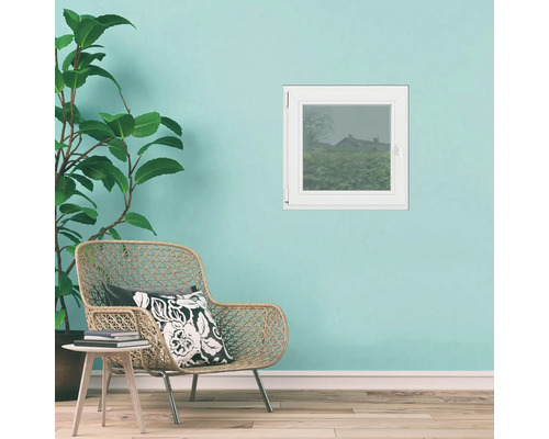 Scenă cu o fereastră albă, un fotoliu din ratan și o plantă de interior