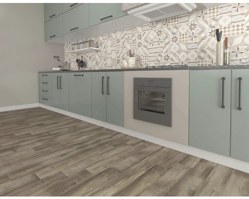 Bucătărie luminoasă cu dulapuri inferioare și superioare, cuptor încorporat și perete posterior cu model