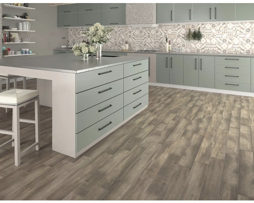 Bucătărie luminoasă și modernă cu insulă de bucătărie, rafturi și podea din lemn