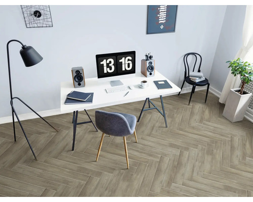 Birou cu birou alb, monitor de calculator, difuzoare și parchet herringbone