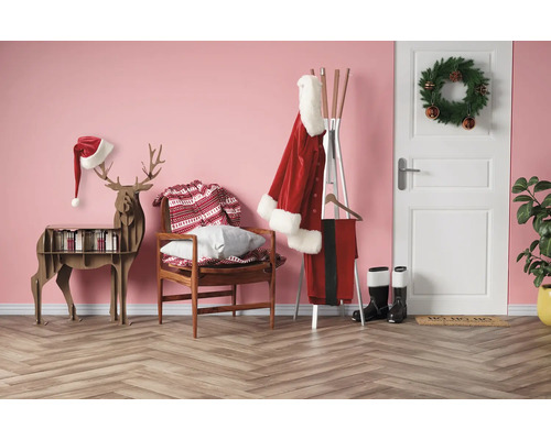 Interior decorativ cu raft în formă de cerb, cuier cu costum de Moș Crăciun, scaun cu pătură și coroană de Crăciun pe ușă