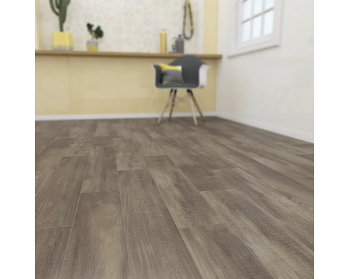 Interior cu podea laminată cu aspect de lemn