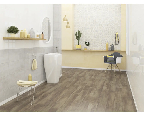 Baie luminoasă cu chiuvetă, raft și scaun