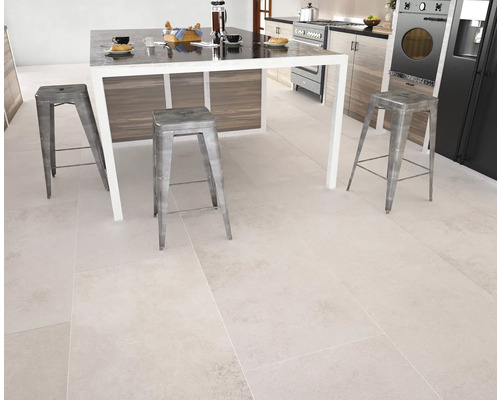 Bucătărie luminoasă cu podea cu gresie, masă de bucătărie și scaune de bar